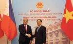 Bộ trưởng Ngoại giao Bùi Thanh Sơn và người đồng cấp Philippines Enrique Manalo chụp ảnh chung trước cuộc hội đàm ngày 2/8 tại Hà Nội. (Ảnh: Như Ý)