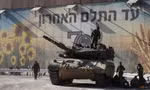Binh lính Israel tập trung trên và xung quanh một chiếc xe tăng gần biên giới giữa Israel với Dải Gaza ngày 15/10. (Ảnh: Reuters)