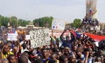 Người biểu tình tụ tập ở thủ đô Niamey, Niger, giương các khẩu hiệu ủng hộ Nga và phản đối Pháp ngày 30/7. (Ảnh: Reuters)
