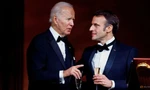 Tổng thống Mỹ Joe Biden (phải) và người đồng cấp Pháp Emmanuel Macron trong cuộc gặp tháng 12/2022. (Ảnh: Reuters)