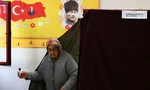 Một cử tri Thổ Nhĩ Kỳ đi bỏ phiếu ở Ankara ngày 14/5. (Ảnh: Reuters)