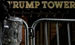 Hàng rào kim loại đã được dựng bên ngoài Tháp Trump. (Ảnh: Reuters)