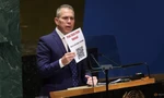 Đại sứ Israel tại LHQ Gilad Erdan giơ mã QR khi phát biểu ngày 26/10. (Ảnh: Reuters)