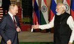 Thủ tướng Ấn Độ Narendra Modi đón Tổng thống Nga Vladimir Putin đến thăm New Delhi tháng 12/2021. (Ảnh: Reuters)