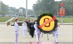 Đoàn đại biểu quốc tế viếng Lăng Chủ tịch Hồ Chí Minh sáng 13/1. (Ảnh: Như Ý)