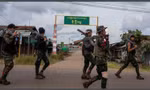 Các thành viên của lực lượng nổi dậy Myanmar. (Ảnh: Reuters)