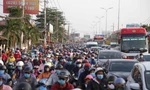 Người miền Tây ùn ùn trở lại sau kỳ nghỉ lễ, cửa ngõ Sài Gòn kẹt cứng