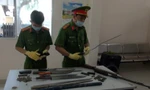 Nhiều loại vũ khí được người dân giao nộp cho Công an.