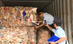 Lực lượng Hải quan giám định các container phế liệu tại cảng Cát Lái.