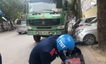 Thanh tra giao thông lập biên bản xử phạt một xe "Hổ vồ" đeo logo nhưng không có giấy phép vào phố cấm. Ảnh Trọng Đảng