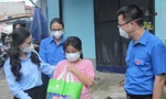 Bí thư Trung ương Đoàn trao quà cho trẻ em mồ côi, khó khăn trong dịch COVID-19 tại TPHCM