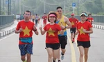 Runner Sài Gòn mặc áo cờ Tổ quốc chạy kỷ niệm 30/4 qua các thắng cảnh TPHCM