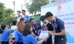Sinh viên Việt Nam - Lào - Campuchia sôi nổi thi tài ném bi sắt, giao hữu bóng đá 