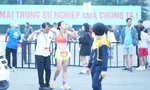 Đội ngũ y tế Bệnh viện Quân y 175 tận tình chăm sóc VĐV trên đường chạy Tiền Phong Marathon 2023