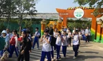 Hàng nghìn bạn nhỏ TPHCM đi du lịch, nhận lì xì ngày giáp Tết
