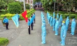 Xúc động lễ chào cờ đặc biệt tại các địa điểm chống dịch 