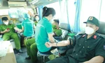 Cán bộ, chiến sĩ cảnh sát cơ động chia sẻ giọt máu nghĩa tình