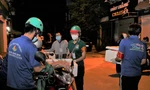 Ngày trực chốt kiểm soát chống dịch, đêm sẻ chia phần cháo với người nghèo 