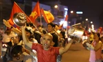 Muôn kiểu ăn mừng xuyên đêm 'cực cháy' của cổ động viên TPHCM