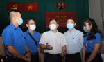 Ông Nguyễn Anh Tuấn, Bí thư thứ nhất T.Ư Đoàn, trao đổi cùng các bạn đoàn viên, thanh niên tại buổi tiếp xúc cử tri sáng 13/5