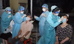Cận cảnh tình nguyện viên lấy mẫu xét nghiệm COVID-19 ở 'điểm nóng' giãn cách xã hội