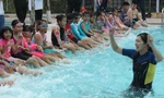 'Tiểu tiên cá' Ánh Viên dạy bơi cho thiếu nhi