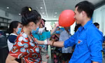 Bạn trẻ TPHCM trao bữa trưa ấm áp tận giường bệnh 