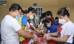 Nữ sinh hoa khôi Hutech cùng tình nguyện viên chuẩn bị bữa sáng cho bác sĩ, nhân viên y tế