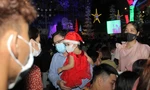Vui đêm Noel, người dân Sài thành kín kẽ khẩu trang phòng dịch COVID -19 