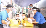 Tặng quà tiếp sức thiếu nhi ở khu phong tỏa, cách ly
