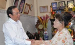 Bí thư TPHCM Nguyễn Văn Nên thăm hỏi, tri ân gia đình nhân viên y tế mất trong đại dịch COVID-19