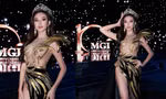 Mặc váy lông vũ xuyên thấu, Thuỳ Tiên đẹp tựa 'nữ thần' bên thí sinh Miss Grand Thái Lan