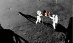 Số phận kỳ lạ của túi bụi Mặt Trăng tàu Apollo 11 mang về