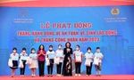 Bà Nguyễn Thị Thu Hà, Thứ trưởng Bộ LĐTB&XH tặng quà cho con công nhân có hoàn cảnh khó khăn