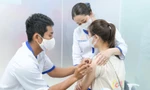 Người dân tiêm vaccine tại VNVC
