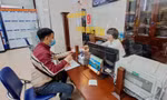 Công dân thực hiện thủ tục hành chính tại bộ phận một cửa của UBND quận Hà Đông