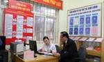 Cán bộ, công chức hướng dẫn người dân thủ tục hành chính