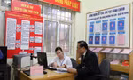 Cán bộ, công chức hướng dẫn người dân thủ tục hành chính