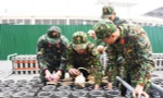 Lực lượng chức năng chuẩn bị cho màn bắn pháo hoa đêm Giao thừa Tết Nguyên đán Giáp Thìn năm 2024.