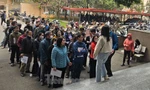 Hà Nội: Người dân xếp hàng làm thủ tục đất đai, cán bộ phải làm ngoài giờ