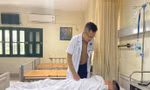 Bệnh nhân 14 tuổi bị cắt tinh hoàn sau khi dùng kháng sinh và truyền dịch