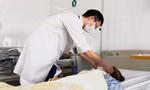 Người phụ nữ 32 tuổi cấp cứu vì biến chứng do nặn mụn sai cách