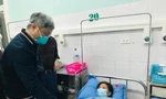 Thứ trưởng Nguyễn Trường Sơn thăm bệnh nhân bị tai biến do tiêm vắc xin phòng COVID-19.