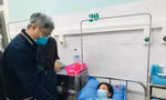 Thứ trưởng Nguyễn Trường Sơn thăm bệnh nhân bị tai biến do tiêm vắc xin phòng COVID-19.