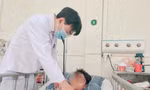 Bác sĩ khám cho nạn nhân do pháo nổ
