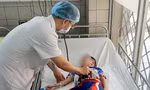 Bé trai 5 tuổi suýt mất mạng vì nghịch dây rút quần