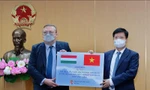 Thứ trưởng Bộ Y tế tiếp nhận vắc xin và kít xét nghiệm nhanh của Chính phủ Hungary trao tặng