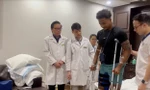 Cầu thủ Nguyễn Xuân Son tập đi sau phẫu thuật