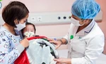 Bệnh nhi đang điều trị tại BV Nhi Trung ương. Ảnh: BVCC