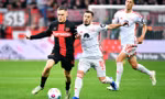 Florian Wirtz trong một pha tranh chấp với cầu thủ Union Berlin ở trận lượt đi.